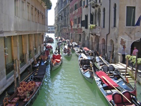 I Venedig finns mnga gondoler