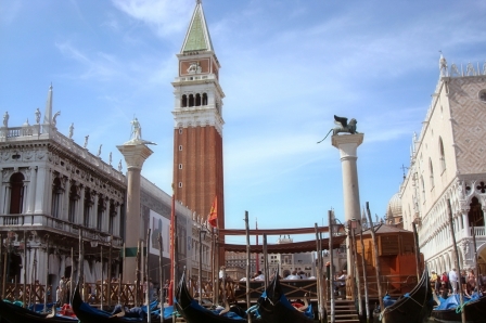 Venedig r en vacker stad med mnga gondoler